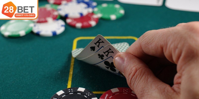 Khi vòng Pre-Flop kết thúc, dealer sẽ lật ba lá bài chung công khai